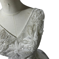 フランス風 ウエディングドレス Vネックドレス 背中見せ 3D立体レース刺繍 プリンセスライン 挙式 2次会 ビーチウエ 5枚目の画像