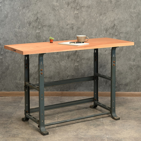 古材で作ったテーブル・デスク　木材_天板：ミズメ桜／脚部：昇降式アイアン 古材で作ったテーブル
