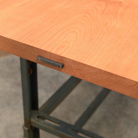 古材で作ったテーブル・デスク　木材_天板：ミズメ桜／脚部：昇降式アイアン 古材で作ったテーブル
