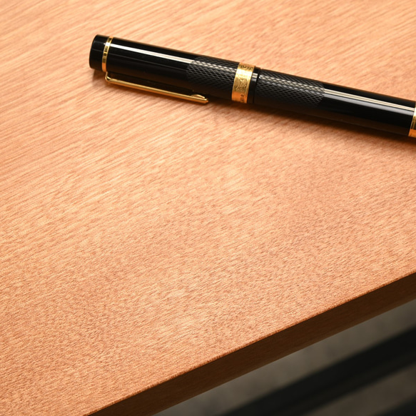 古材で作ったテーブル・デスク　木材_天板：ミズメ桜／脚部：昇降式アイアン 古材で作ったテーブル