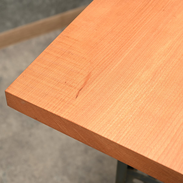 古材で作ったテーブル・デスク　木材_天板：ミズメ桜／脚部：昇降式アイアン 古材で作ったテーブル