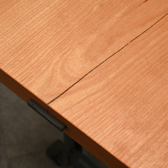 古材で作ったテーブル・デスク　木材_天板：ミズメ桜／脚部：昇降式アイアン 古材で作ったテーブル