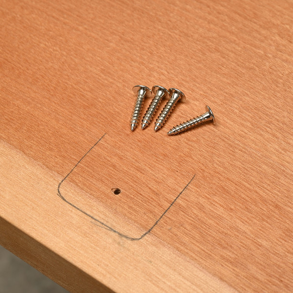 古材で作ったテーブル・デスク　木材_天板：ミズメ桜／脚部：昇降式アイアン 古材で作ったテーブル