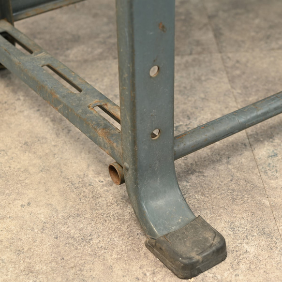 古材で作ったテーブル・デスク　木材_天板：ミズメ桜／脚部：昇降式アイアン 古材で作ったテーブル