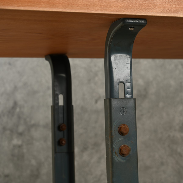 古材で作ったテーブル・デスク　木材_天板：ミズメ桜／脚部：昇降式アイアン 古材で作ったテーブル