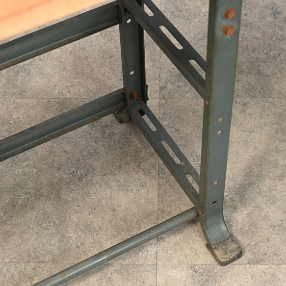 古材で作ったテーブル・デスク　木材_天板：ミズメ桜／脚部：昇降式アイアン 古材で作ったテーブル