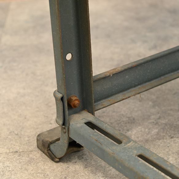 古材で作ったテーブル・デスク　木材_天板：ミズメ桜／脚部：昇降式アイアン 古材で作ったテーブル