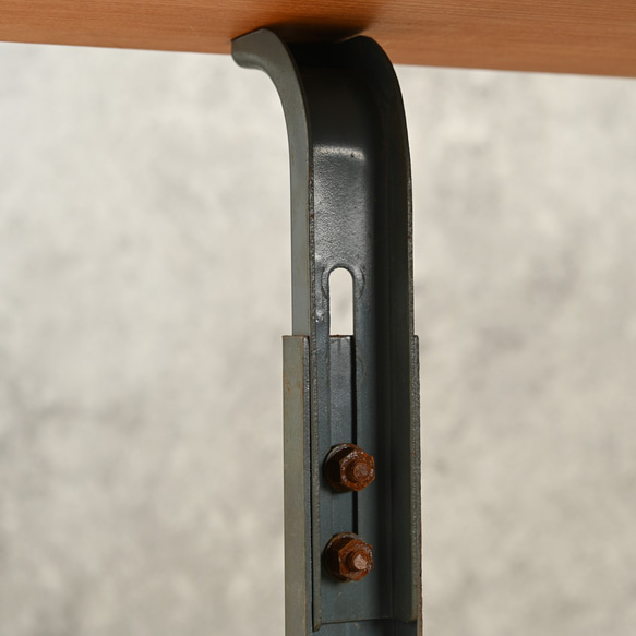 古材で作ったテーブル・デスク　木材_天板：ミズメ桜／脚部：昇降式アイアン 古材で作ったテーブル