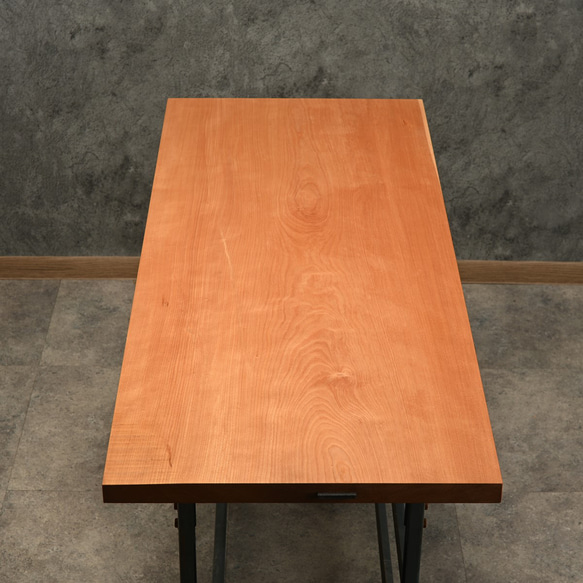 古材で作ったテーブル・デスク　木材_天板：ミズメ桜／脚部：昇降式アイアン 古材で作ったテーブル