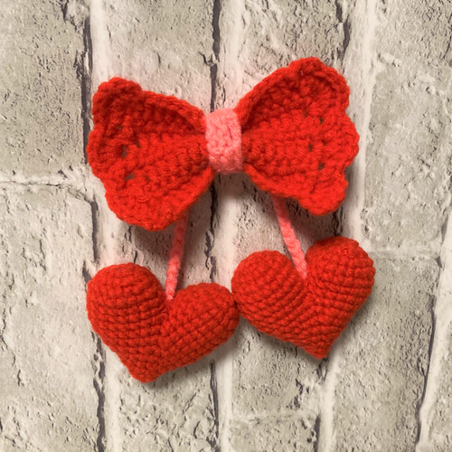 赤いハート x リボン モチーフ 手編み あみぐるみ ハンドメイド