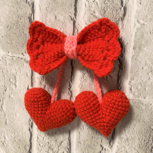赤いハート x リボン モチーフ 手編み あみぐるみ ハンドメイド
