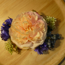 コサージュとフラワーパーツ（髪飾り）サーモン色のバラと紫の矢車草　和・洋アレンジ自在 2枚目の画像