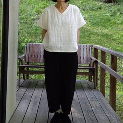 トリプルガーゼのフレンチ袖Tシャツ     オフホワイト       Vネック 1枚目の画像