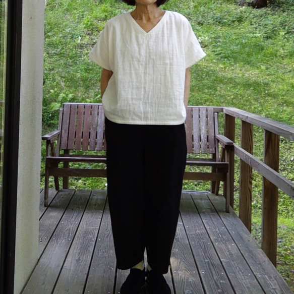 トリプルガーゼのフレンチ袖Tシャツ     オフホワイト       Vネック 1枚目の画像