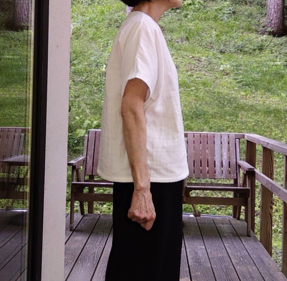 トリプルガーゼのフレンチ袖Tシャツ     オフホワイト       Vネック 5枚目の画像