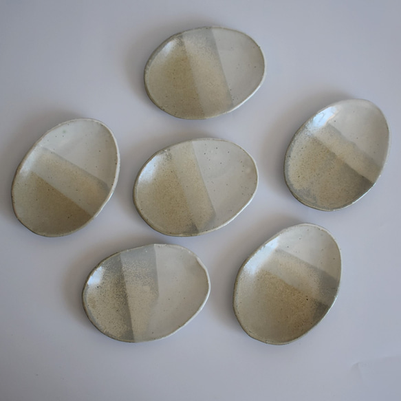 3色たまご型小皿　白御影土×チタンマット釉・白鼠結晶釉 11枚目の画像