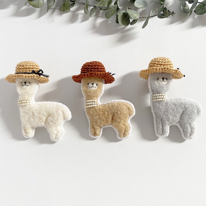 サマーカットアルパカブローチ・麦わら帽子