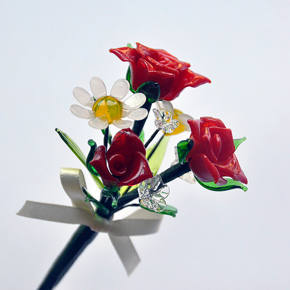 グラスフラワー　プチブーケ（赤いバラとデイジー） 2枚目の画像