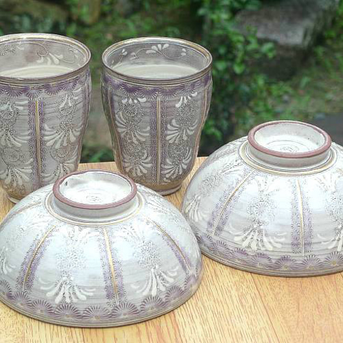 ◇商品番号 6831 紫彩花紋夫婦湯呑と夫婦茶碗セット 陶楽 湯呑み 松韻  