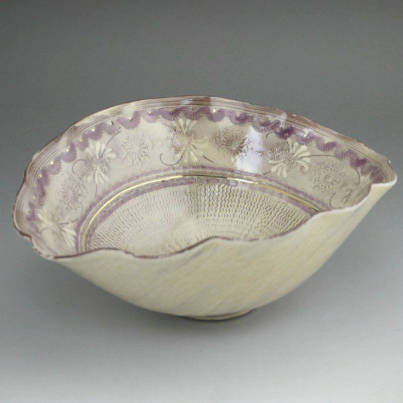 八角形の花柄皿 紫とクリーム色 陶楽1013 色絵牡丹変形