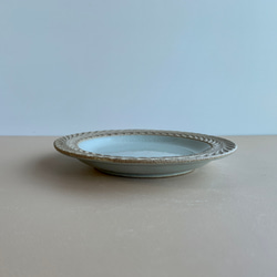 ロリエ　リムプレート（皿）小　EMU/ライトグレー【手彫り】 3枚目の画像