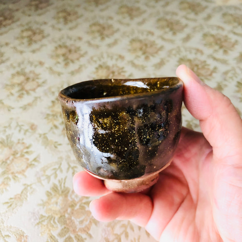 ぐい呑み 金茶色 神の倉 陶器 手捻り 自然釉薬 ハンドメイド おちょこ 