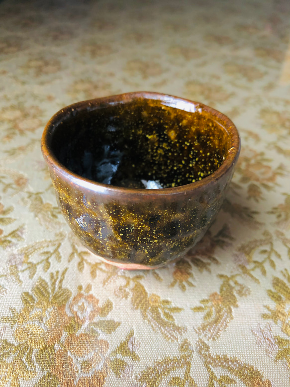 ぐい呑み 金茶色 神の倉 陶器 手捻り 自然釉薬 ハンドメイド おちょこ 