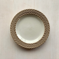 ロリエ　リムプレート（皿）小　EMU/ホワイト【手彫り】 2枚目の画像