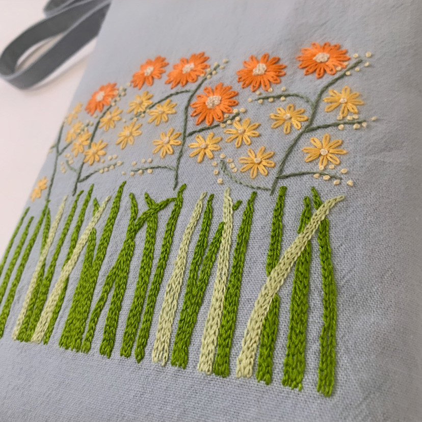 【サコッシュ】綿麻･草花手刺繍  ペールブルー【くが屋】