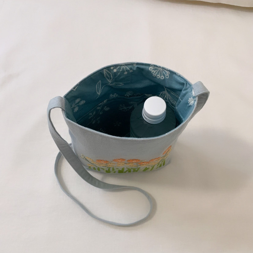 【サコッシュ】綿麻･草花手刺繍  ペールブルー【くが屋】