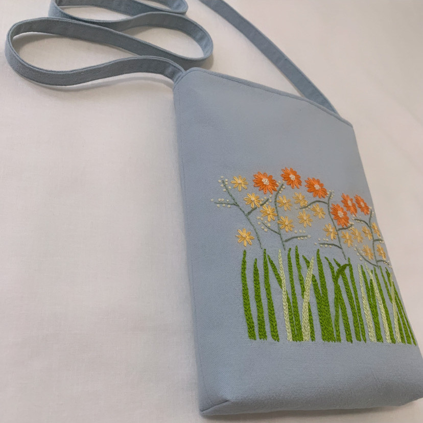 【サコッシュ】綿麻･草花手刺繍  ペールブルー【くが屋】