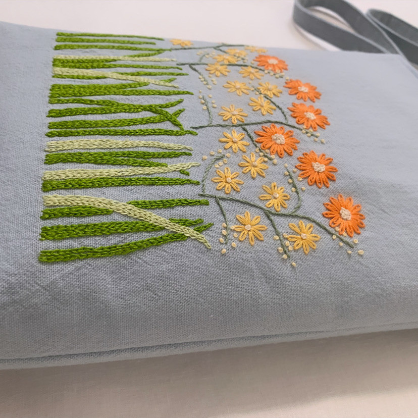 【サコッシュ】綿麻･草花手刺繍  ペールブルー【くが屋】