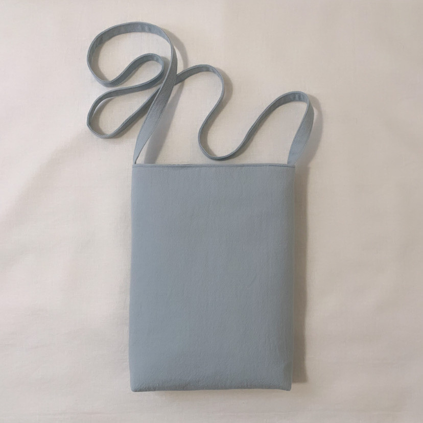 【サコッシュ】綿麻･草花手刺繍  ペールブルー【くが屋】