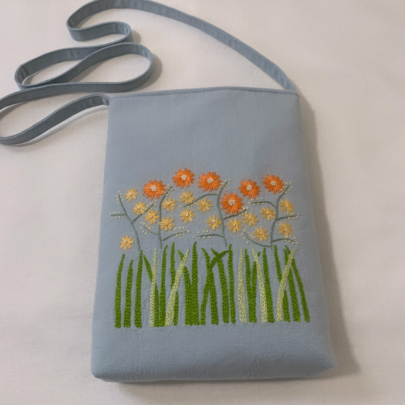 【サコッシュ】綿麻･草花手刺繍  ペールブルー【くが屋】