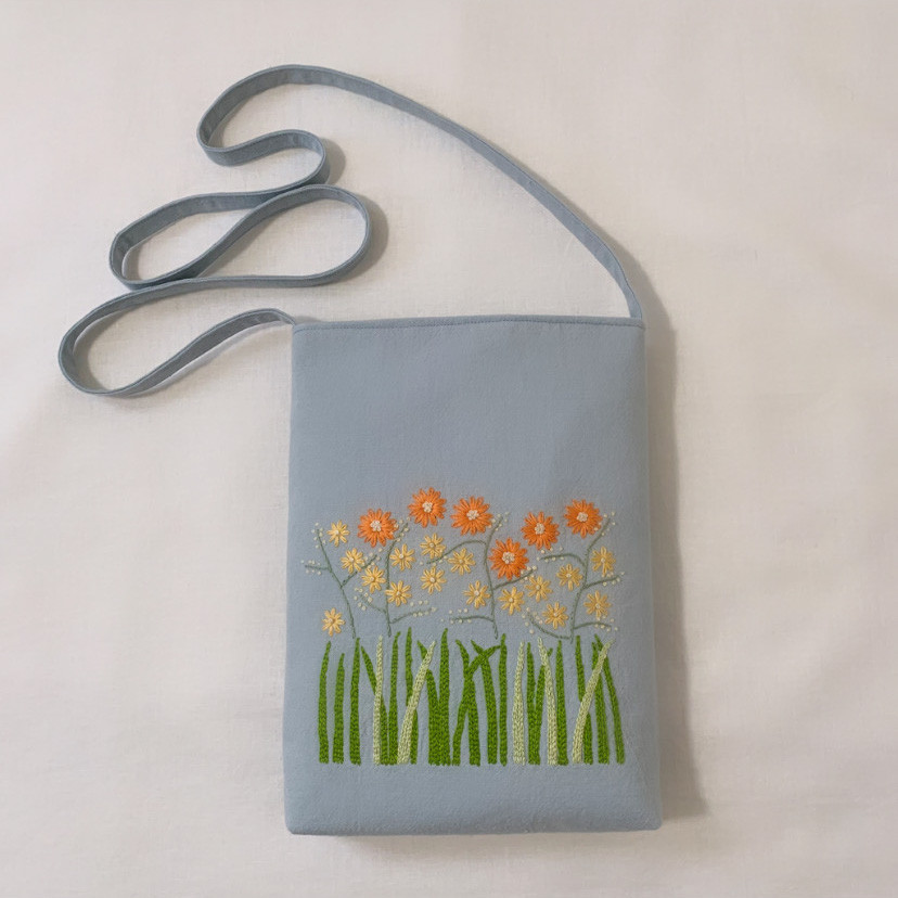 【サコッシュ】綿麻･草花手刺繍  ペールブルー【くが屋】