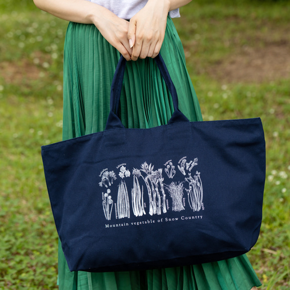 ［着る山菜］山菜図鑑トラベルトート　ネイビー 2枚目の画像