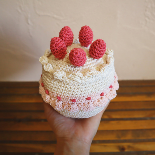 いちごケーキ あみぐるみ 編み図つき解説】いちごのカップケーキのあみぐるみ🧁🍓【かぎ針