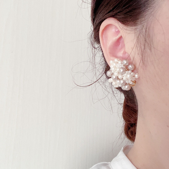 【珍珠圓形花束耳環/耳環】粉米色x自然白 第2張的照片