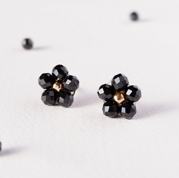 14KGF ブラックスピネルの小花ピアス/イヤリング -夏の誕生石