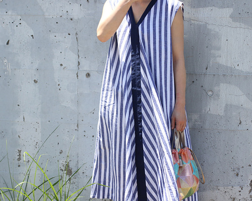 ■TOTEME■Fluid Vネック リネンドレス Toteme Fluid V Neck Dress in Off White | FWRD