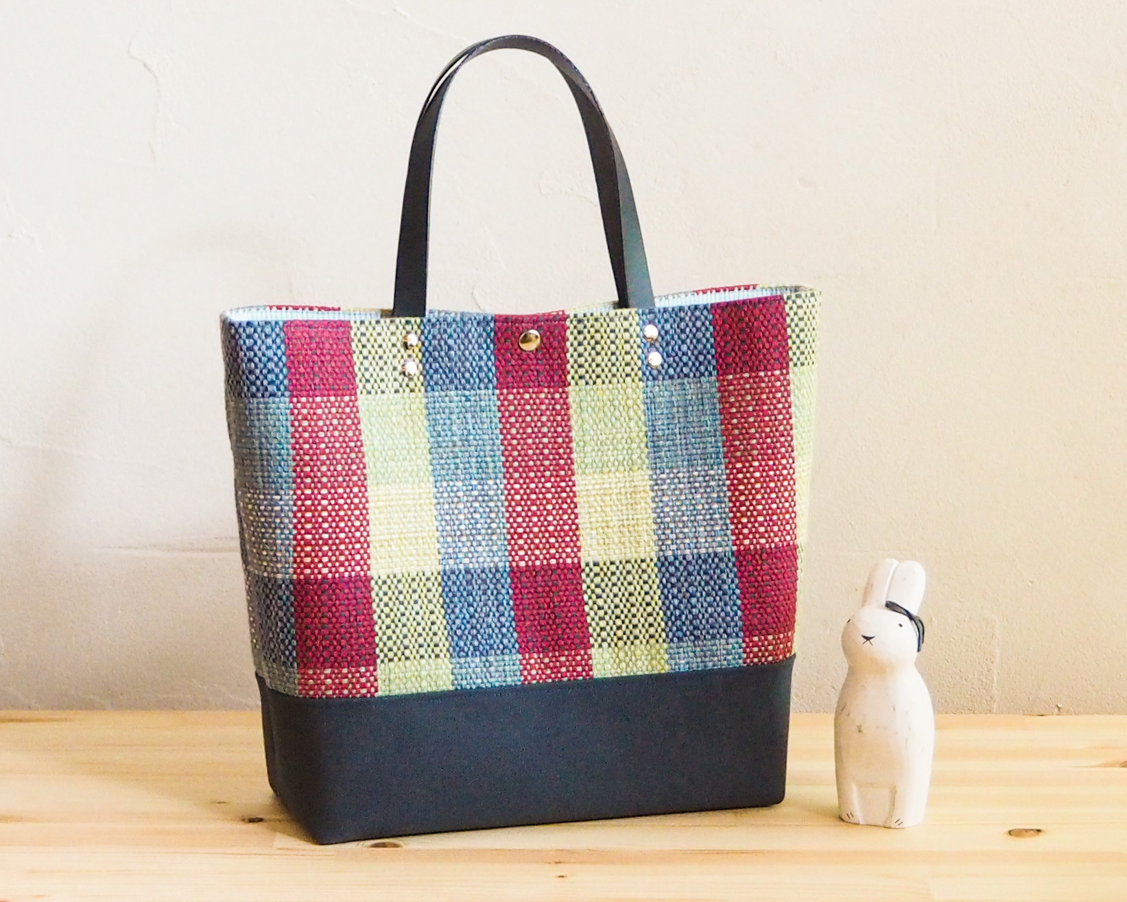 【在庫処分SALE】ブロックチェック手織り布のスクエアトート（ワイン）