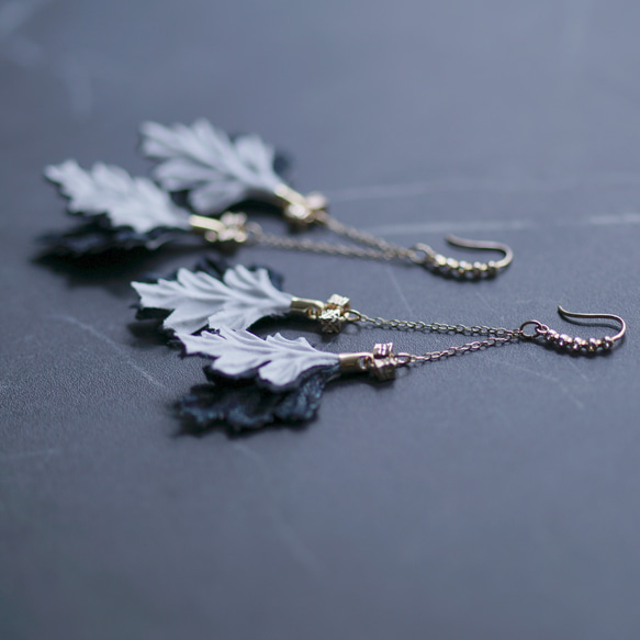 Frond | 洗練、OL、バイカラー、チェック柄の葉、ダイヤモンド、オリジナル手作り布花フックピアス 2枚目の画像