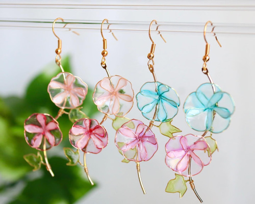 朝顔の水辺の金魚　アシンメトリー　ディップアート　ピアスor イヤリング 朝顔の水辺の金魚 ディップフラワー アシンメトリー ピアスor