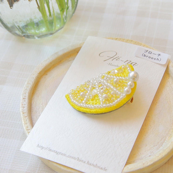 レモン刺繍の夏ブローチ　イエロービーズ刺繍ブローチ 2枚目の画像