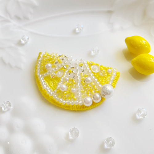 ライムのブローチ】ハンドメイド ビーズ刺繍 夏 フルーツ レモン