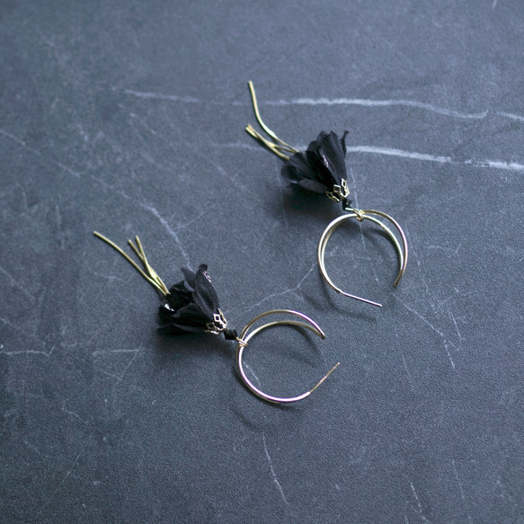 Möbiusband | 莫比斯無限環型耳針垂墜小黑花細鍊短耳環 第1張的照片