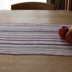 北欧手織りのテーブルセンター（グレーピンク） 2枚目の画像