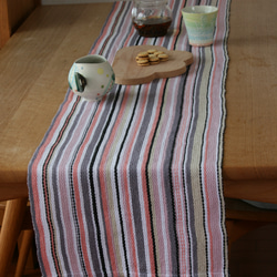 北欧手織りのテーブルセンター（グレーピンク） 4枚目の画像