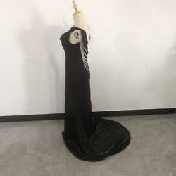 奧黛麗風格！晚禮服黑色人魚線露背展現純粹美 第2張的照片