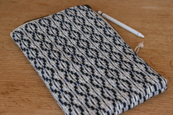 北欧手織りタブレットポーチ（ネイビー）サークル 2枚目の画像